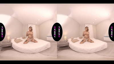 PORNBCN VR మెచ్యూర్ స్పానిష్ MILF ధూమపానం చేస్తున్నప్పుడు మరియు ఆమె కాళ్లను కుదిపేస్తున్నప్పుడు POVలో మీ డిక్ను హస్తప్రయోగం చేసి పీలుస్తుంది